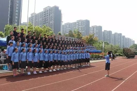 成都三十七中一年的學(xué)費(fèi)是多少？