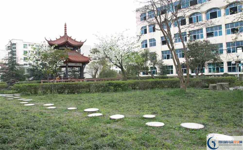 都江堰外國語實驗學(xué)校的初升高分數(shù)線是多少？