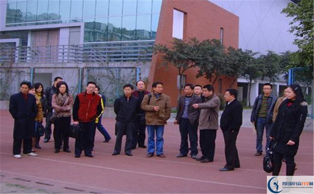 成都華西中學的招生分數(shù)線是多少？