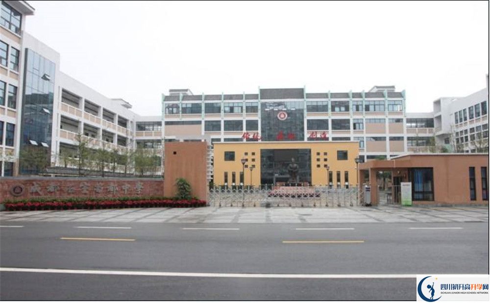 成都石室蜀都中學(xué)一年的學(xué)費(fèi)是多少錢(qián)？