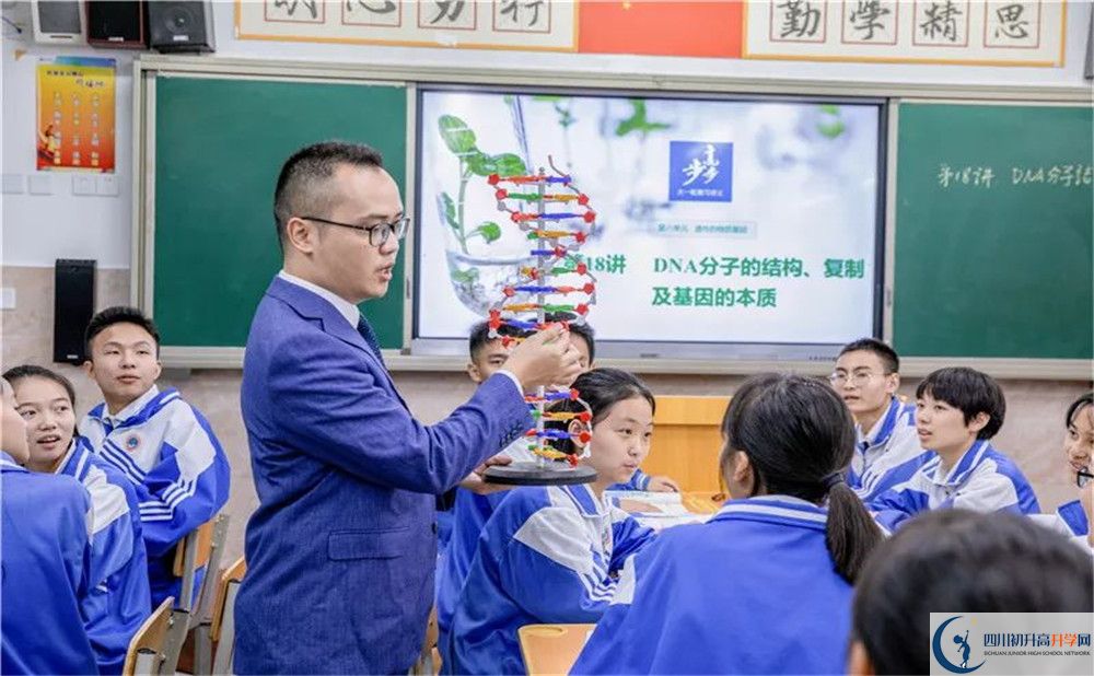 蒲江中學(xué)一年的學(xué)費(fèi)是多少？