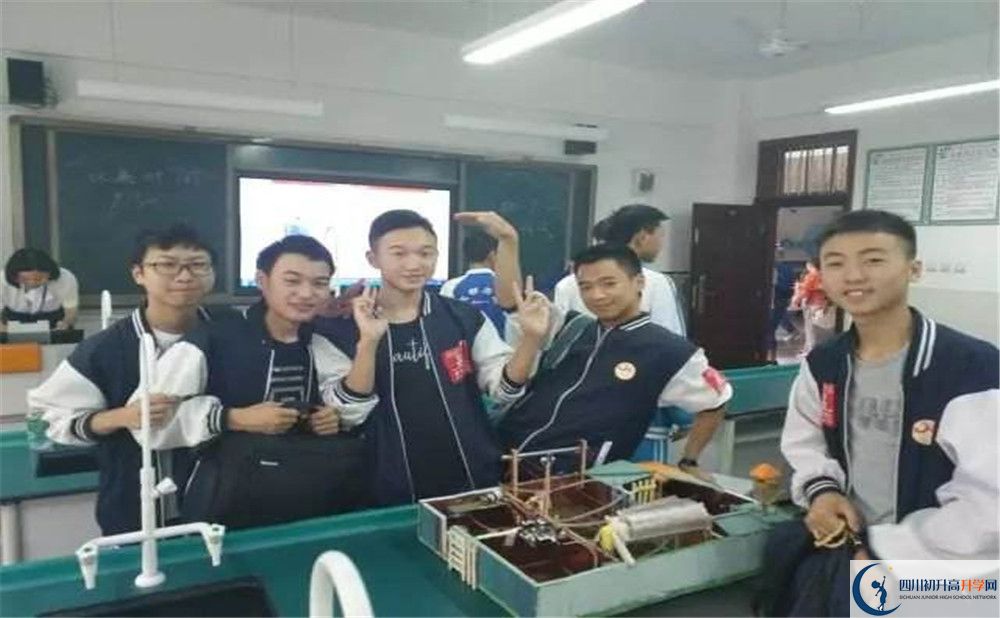 賈家中學(xué)一學(xué)期的學(xué)費是多少？