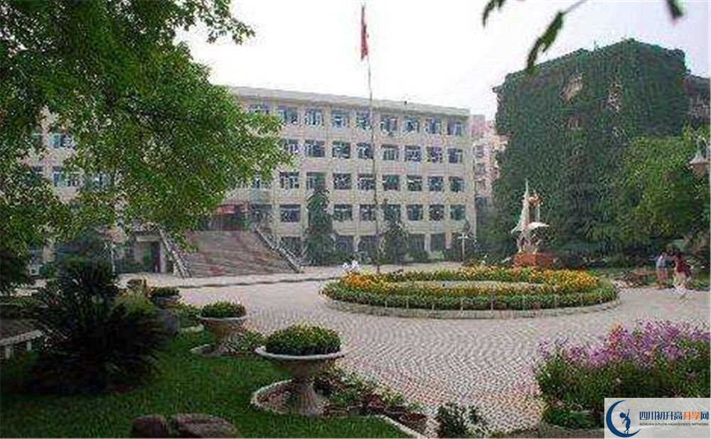 簡陽中學(xué)一學(xué)期的學(xué)費(fèi)是多少？