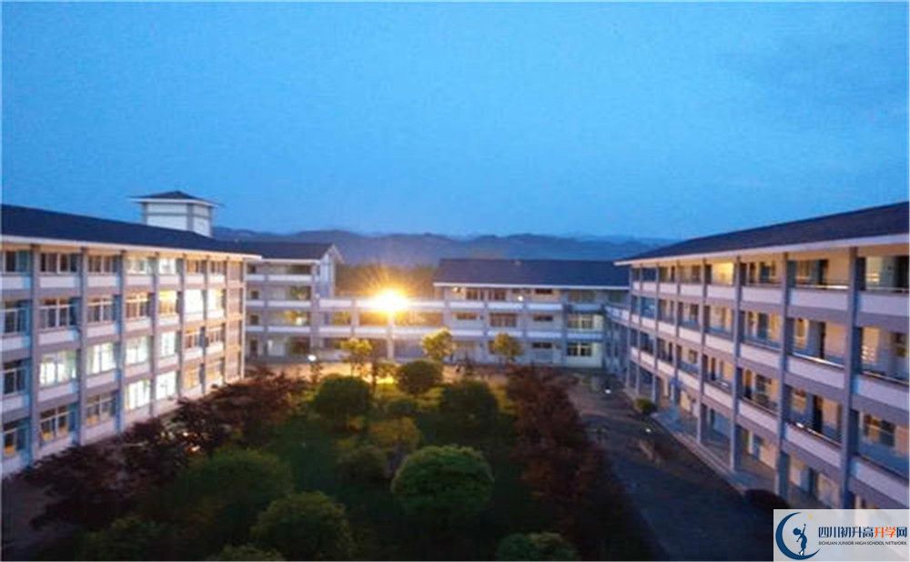 平樂中學(xué)一學(xué)期的學(xué)費(fèi)是多少？