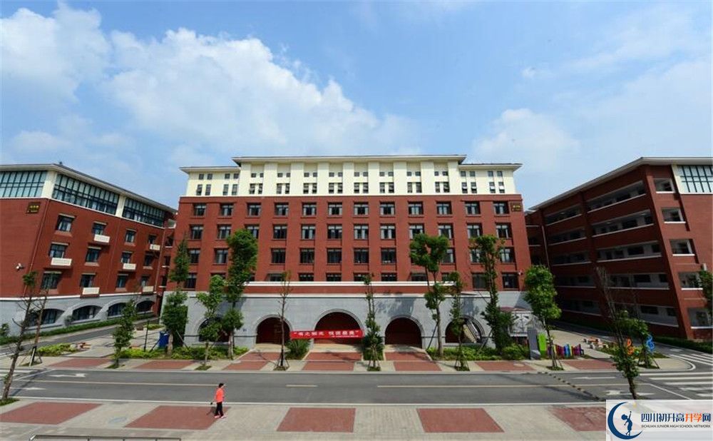 新都一中一學(xué)期的學(xué)費(fèi)是多少？