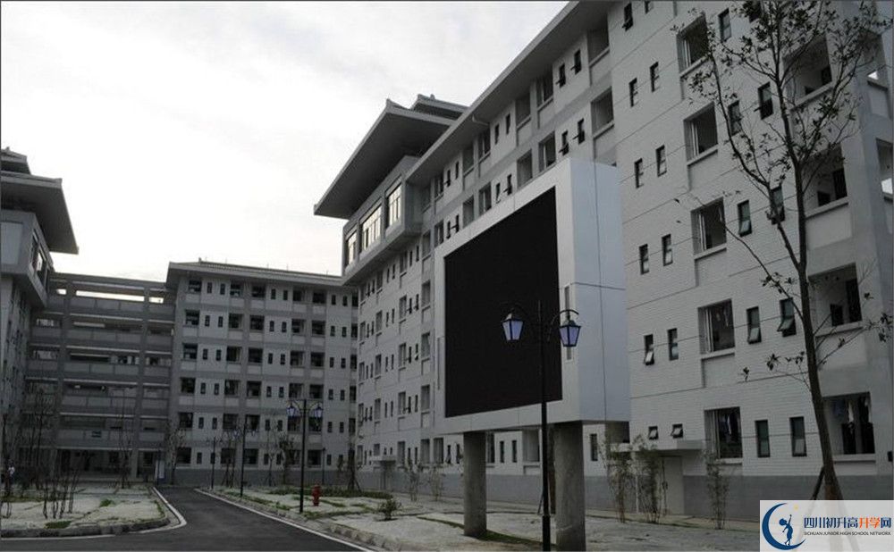 考成都石室中學北湖校區(qū)的分數(shù)線是多少？