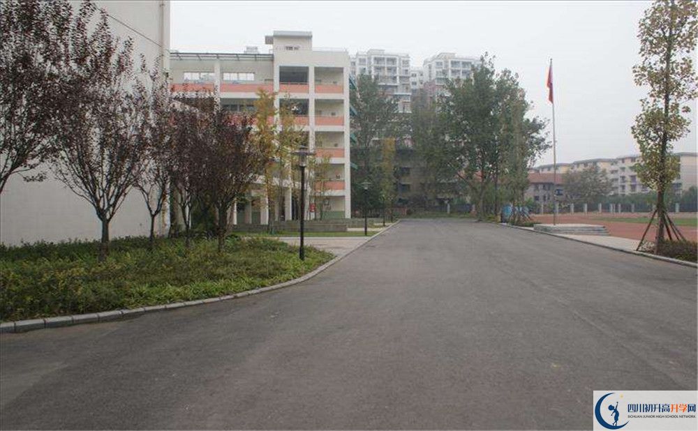 考四川師范大學(xué)附屬中學(xué)的分?jǐn)?shù)線是多少？