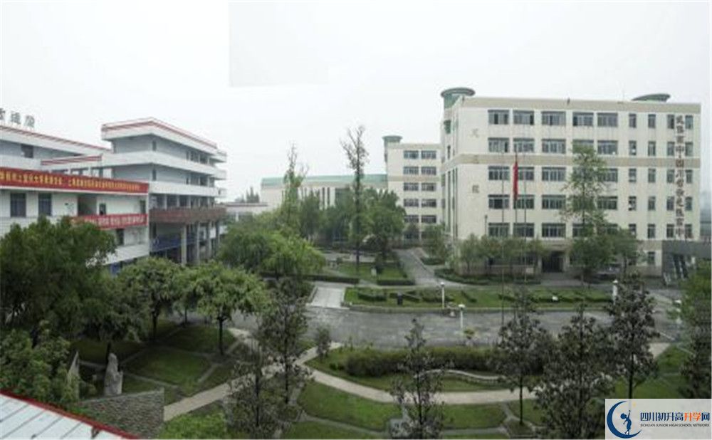 武侯高級中學(xué)的學(xué)費(fèi)一期是多少？