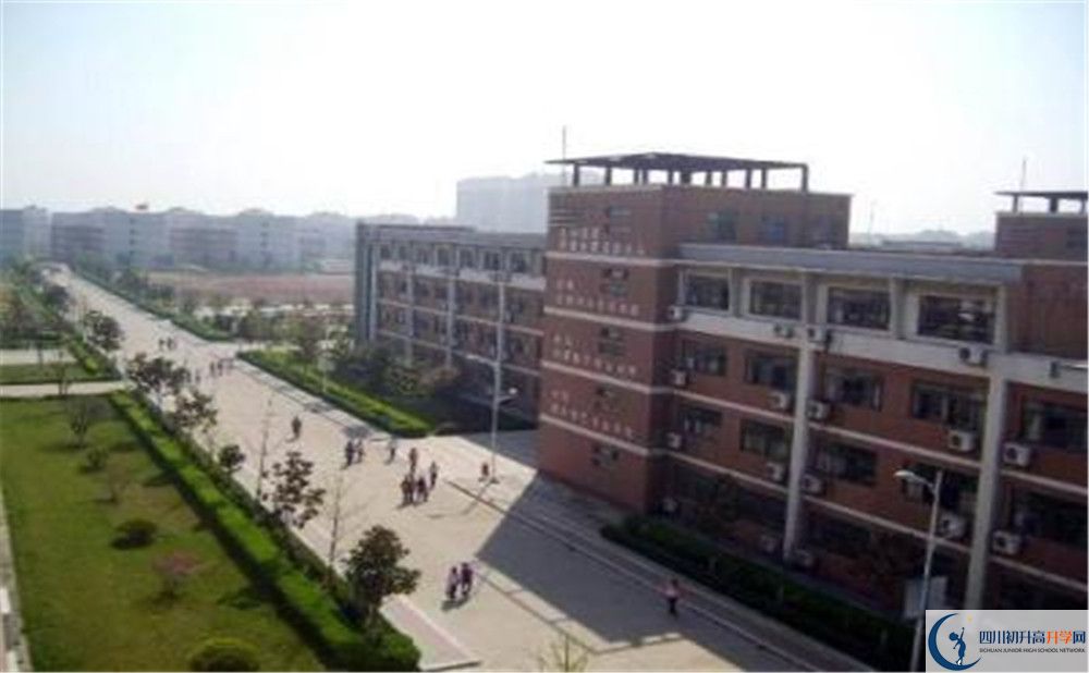 都江堰中學(xué)的學(xué)費(fèi)一期是多少？