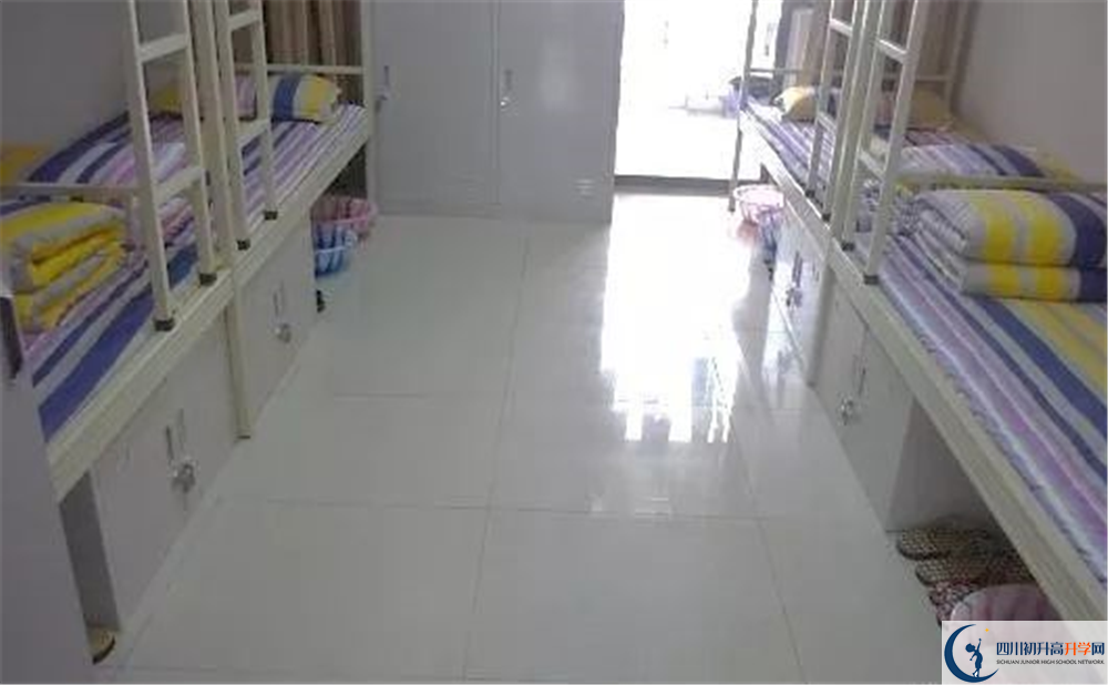 成都市第三中學(xué)住宿費(fèi)用是多少？