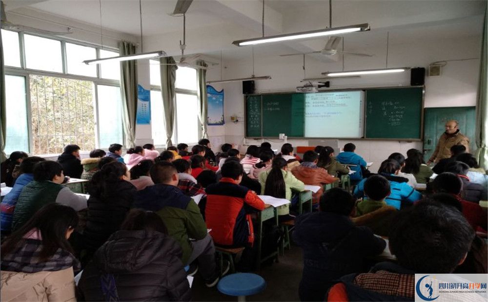 成都市田家炳中學(xué)初升高向外地招生嗎？