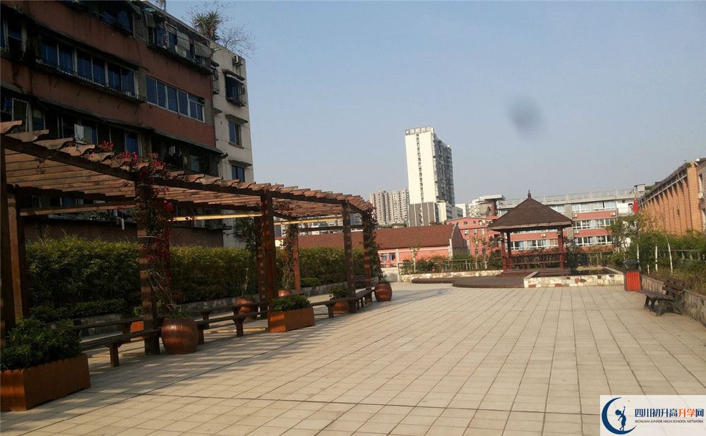 通錦中學(xué)住宿的費(fèi)用是多少？