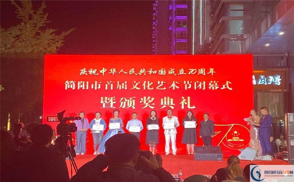 石橋中學(xué)高一多久放一次假？					