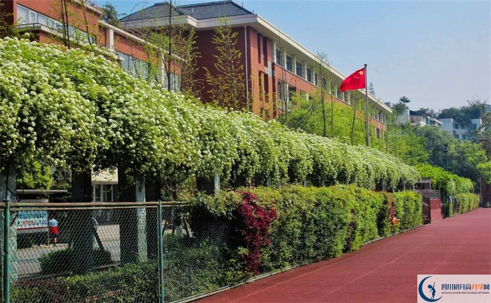成都七中八一學校的高中住宿怎么樣？