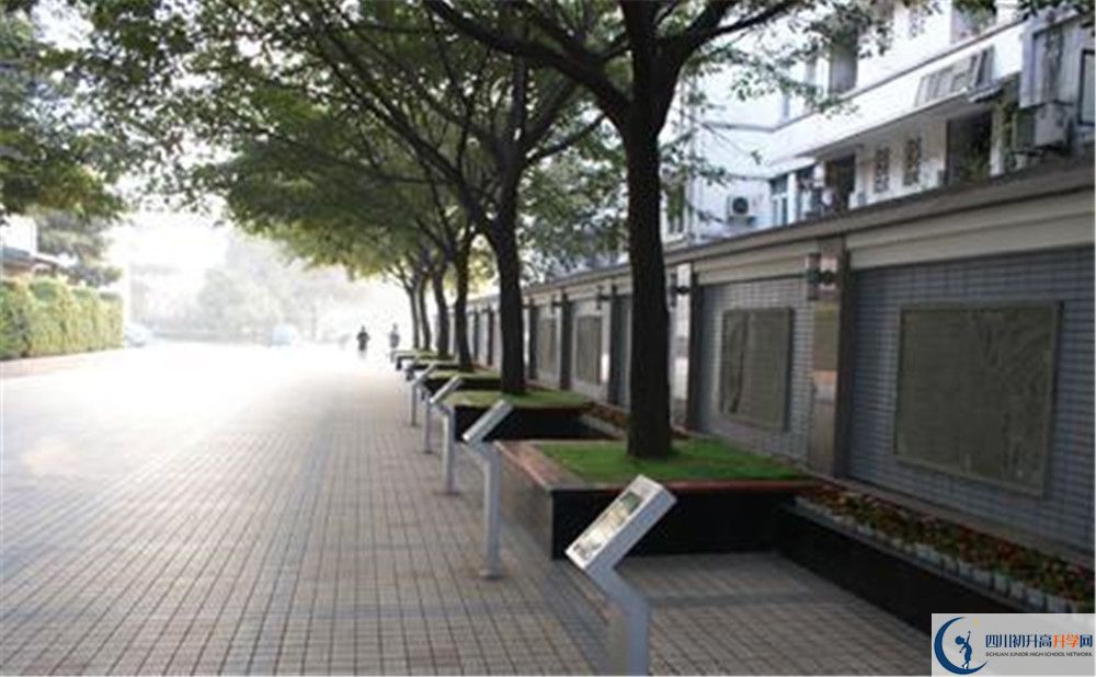 成都市田家炳中學(xué)實(shí)驗(yàn)班人數(shù)是多少？