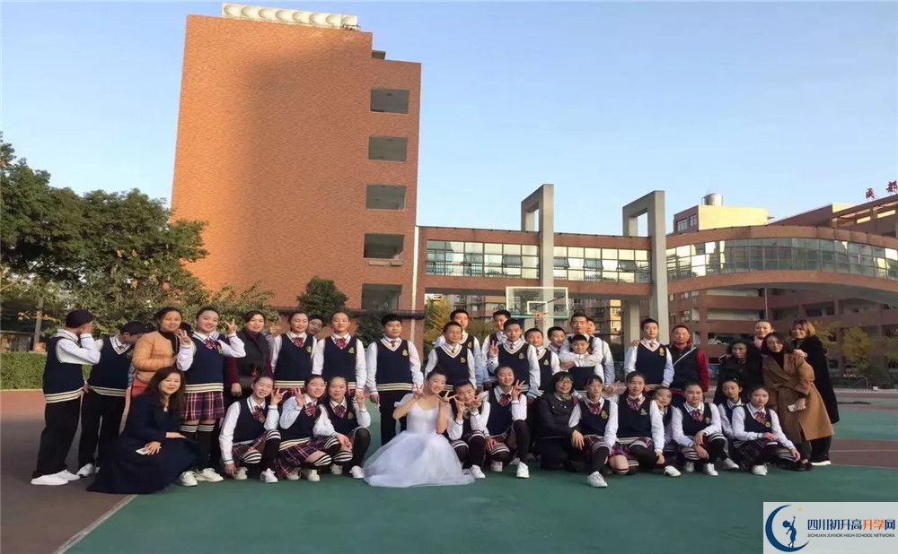 成都十二中（四川大學(xué)附屬中學(xué)）是私立收費嗎？