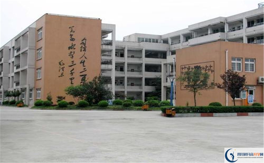 彭州中學(xué)是私立收費(fèi)嗎？