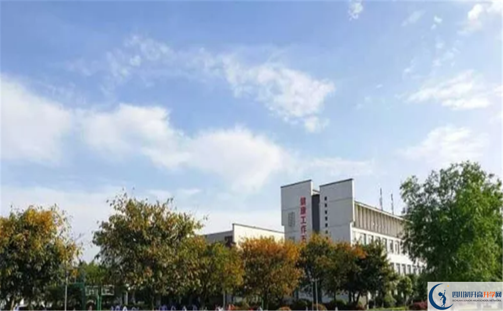 石室白馬中學(xué)實(shí)驗(yàn)班學(xué)費(fèi)貴嗎？