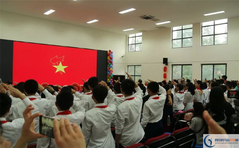 成都七中八一學(xué)校走讀生作息時(shí)間是多久？