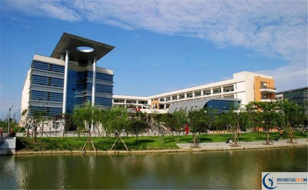 西南交通大學(xué)附屬中學(xué)在校學(xué)生總?cè)藬?shù)是多少？