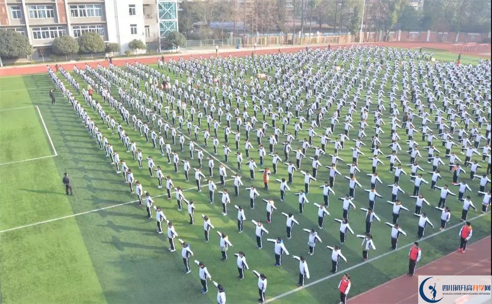 成都十八中在校學(xué)生總?cè)藬?shù)是多少？