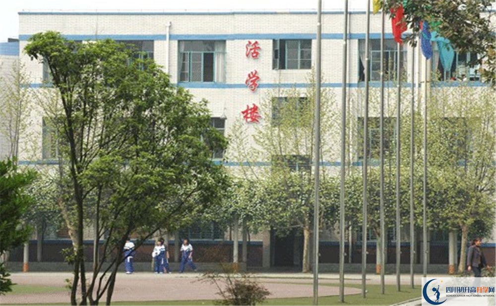 成都成飛中學(xué)在校學(xué)生總?cè)藬?shù)是多少？