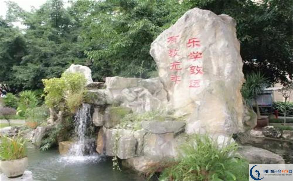 武侯高級中學(xué)在校學(xué)生總?cè)藬?shù)是多少？