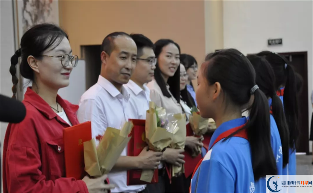 川化中學(xué)在校學(xué)生總?cè)藬?shù)是多少？