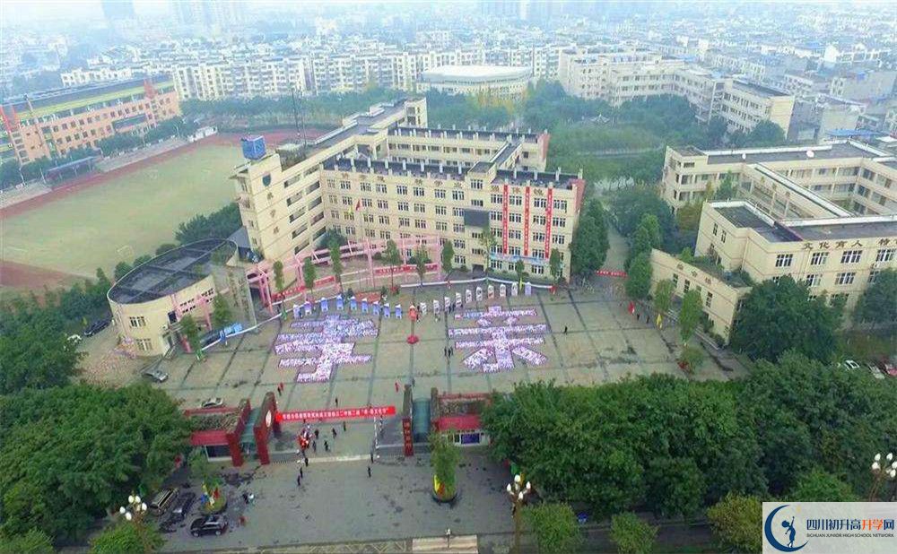 溫江二中在校學生總?cè)藬?shù)是多少？