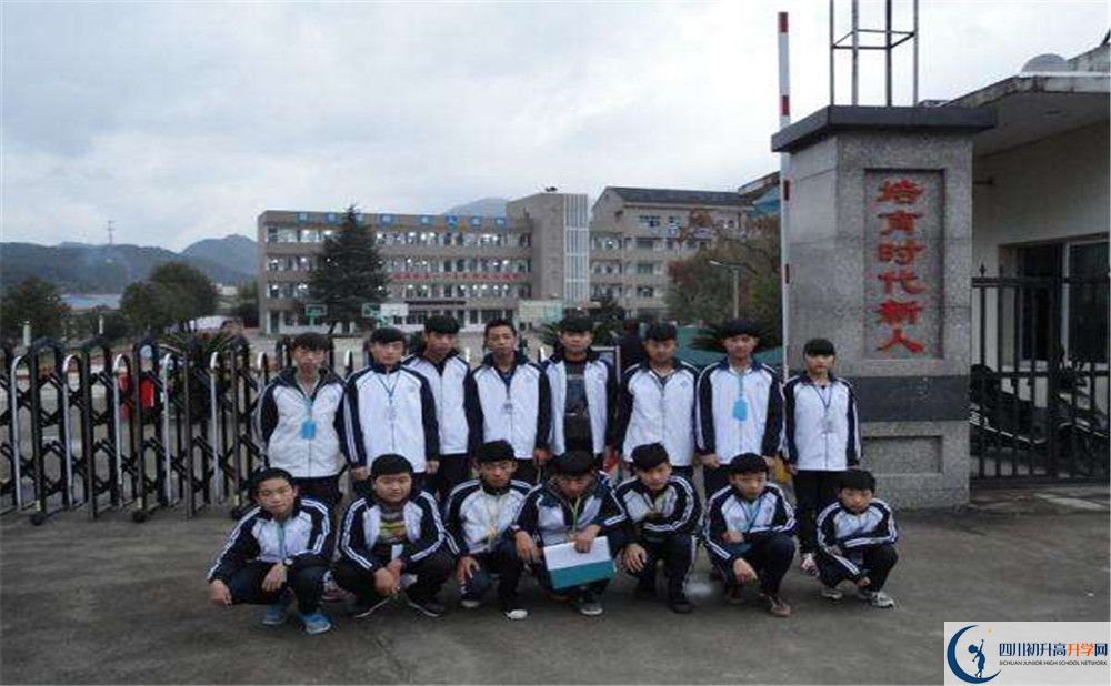 安仁中學在校學生總?cè)藬?shù)是多少？