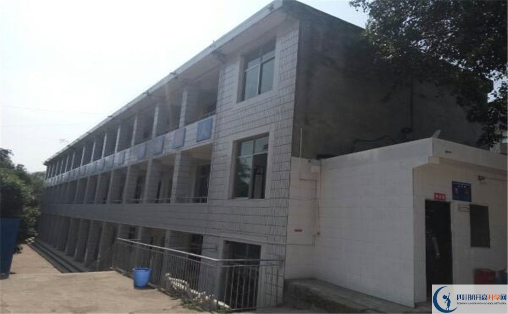 賈家中學(xué)在校學(xué)生總?cè)藬?shù)是多少？