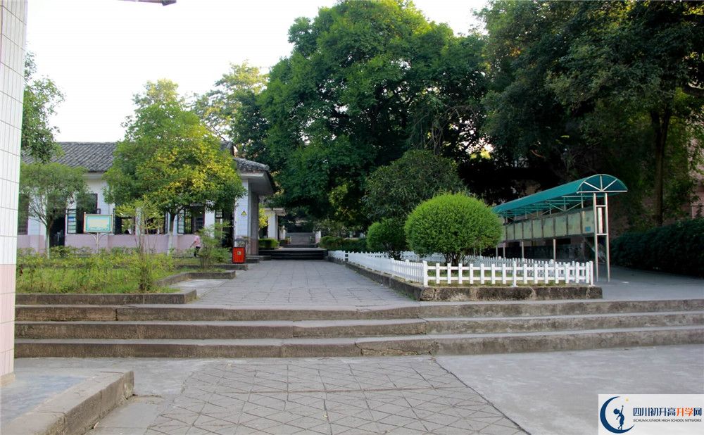 蓬安中學今年的學費怎么收取，是否有變化？